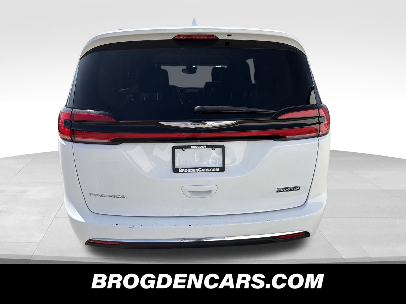Used 2022 Chrysler Pacifica Touring-L image 7