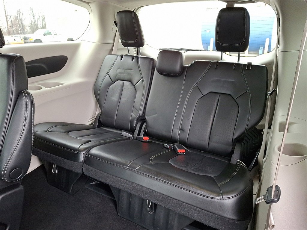 Used 2023 Chrysler Pacifica Touring-L image 14