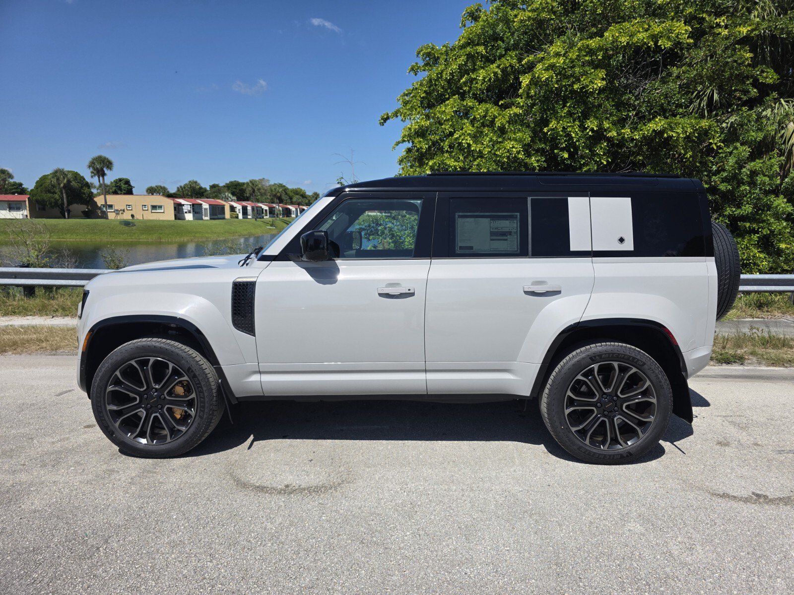 New 2026 Land Rover Defender 110 OCTA AWD/4WD image 7