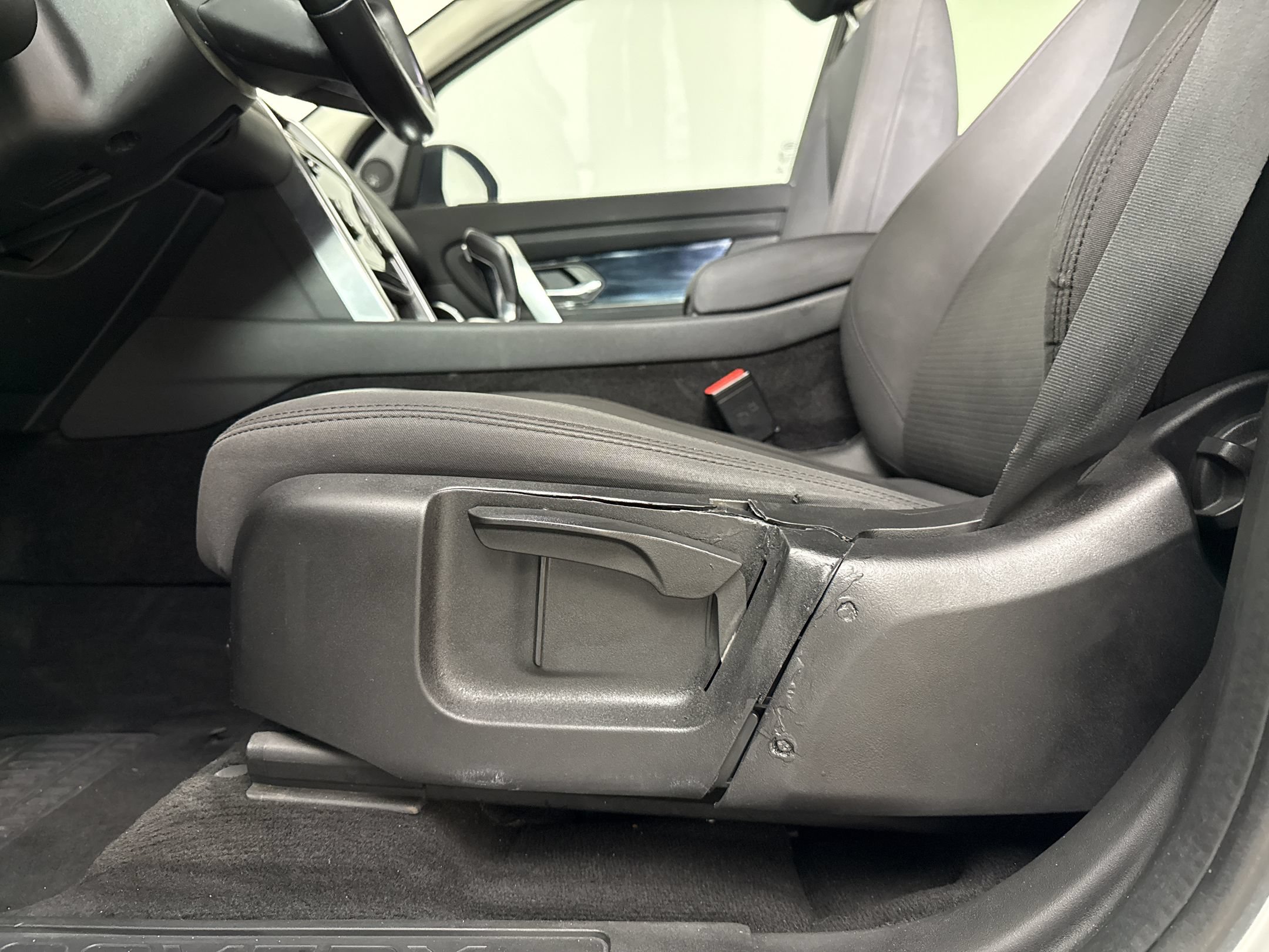 Used 2020 Land Rover Discovery Sport AWD/4WD image 14