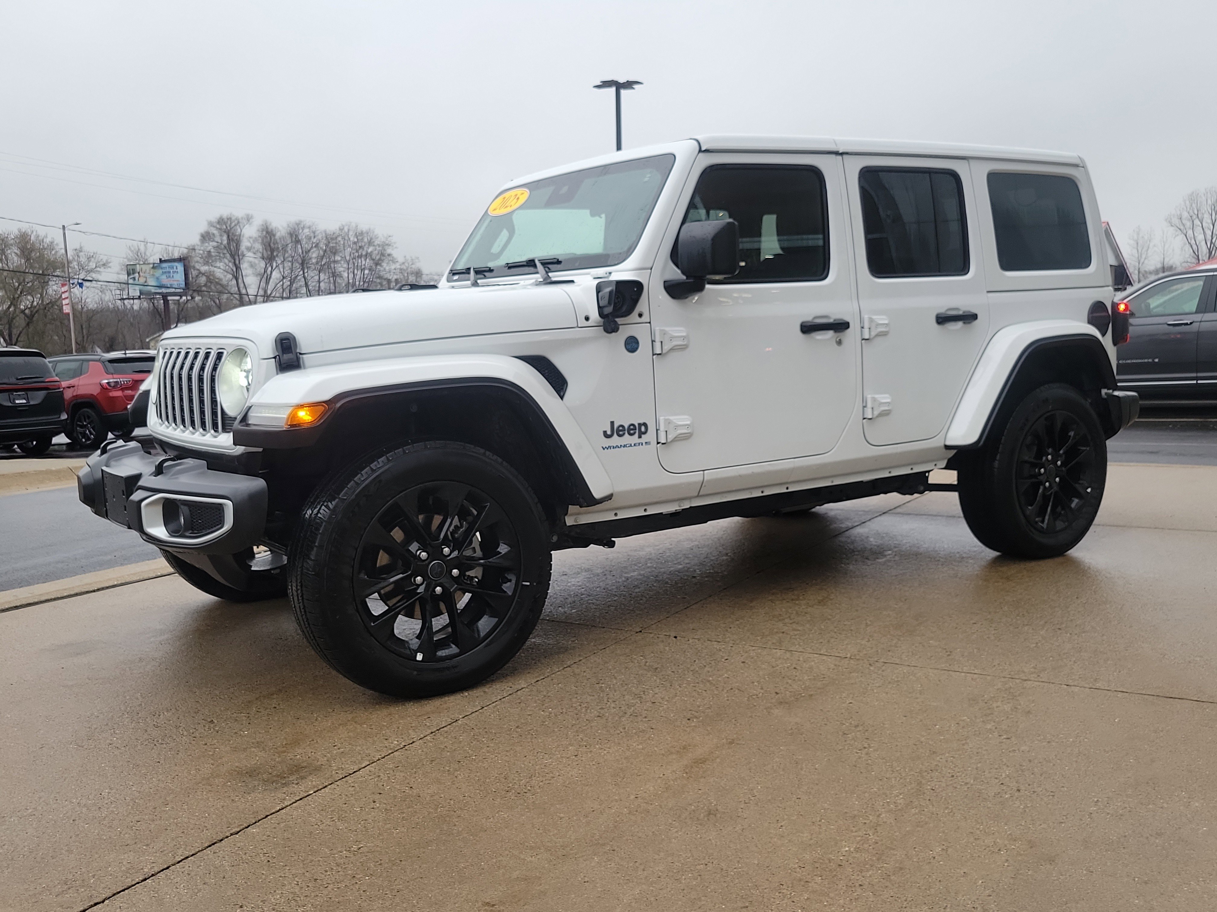 Used 2025 Jeep Wrangler Unlimited Sahara w/ Safety Group AWD/4WD image 2