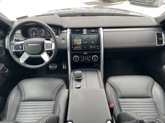 Used 2024 Land Rover Discovery Dynamic SE image 12