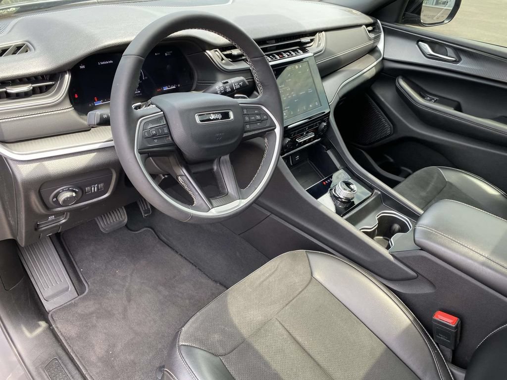 Used 2025 Jeep Grand Cherokee L Altitude RWD image 18