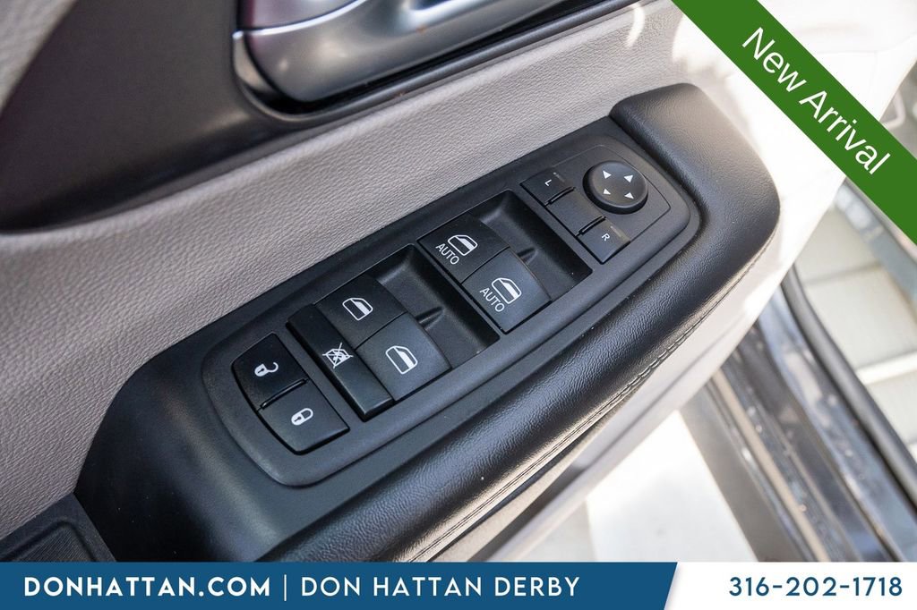 Used 2023 Chrysler Pacifica Touring-L FWD image 14