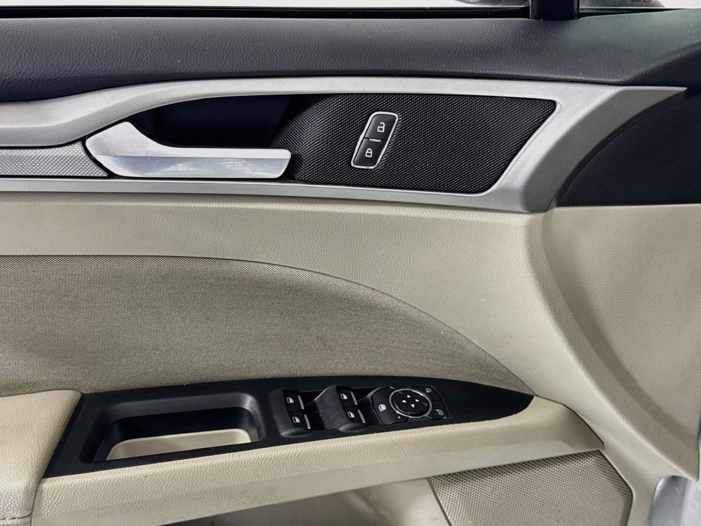 Used 2019 Ford Fusion SE FWD image 14