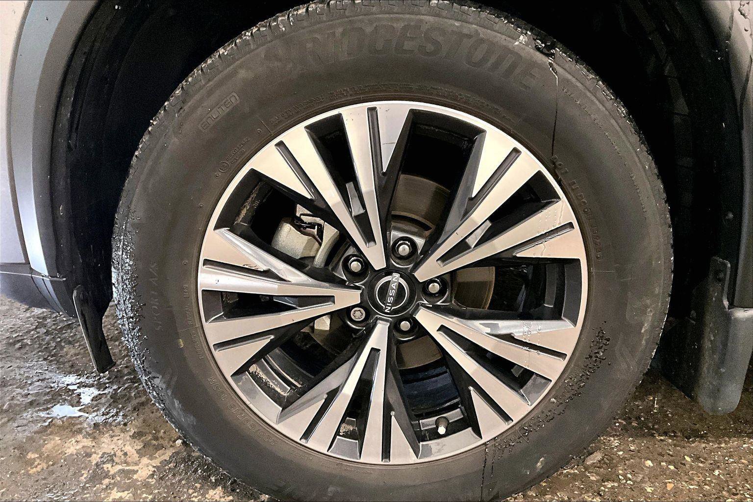 Used 2023 Nissan Rogue SV w/ SV Premium B Package image 8