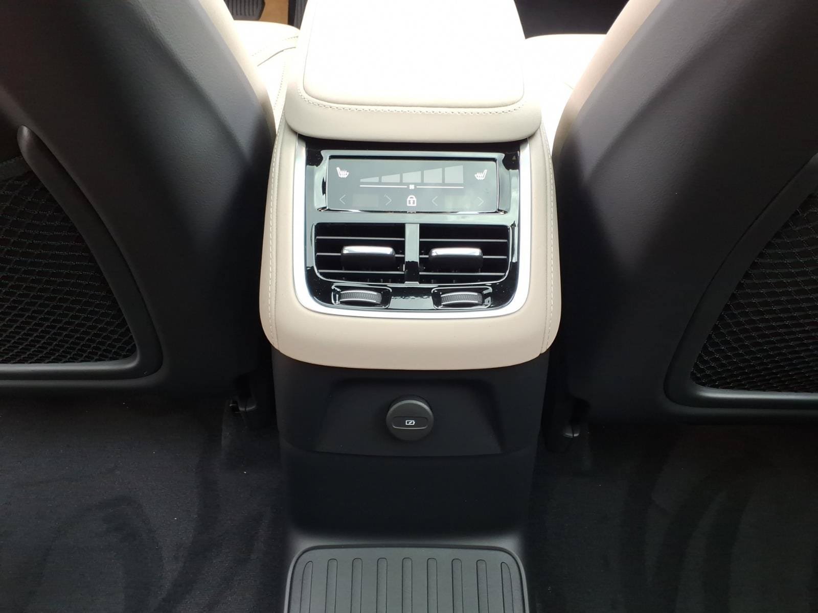 New 2026 Volvo XC90 B6 Plus w/ Protection Package Premier AWD/4WD image 8