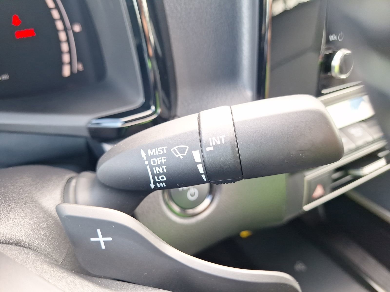 Used 2025 Toyota Camry SE w/ Convenience Package image 23