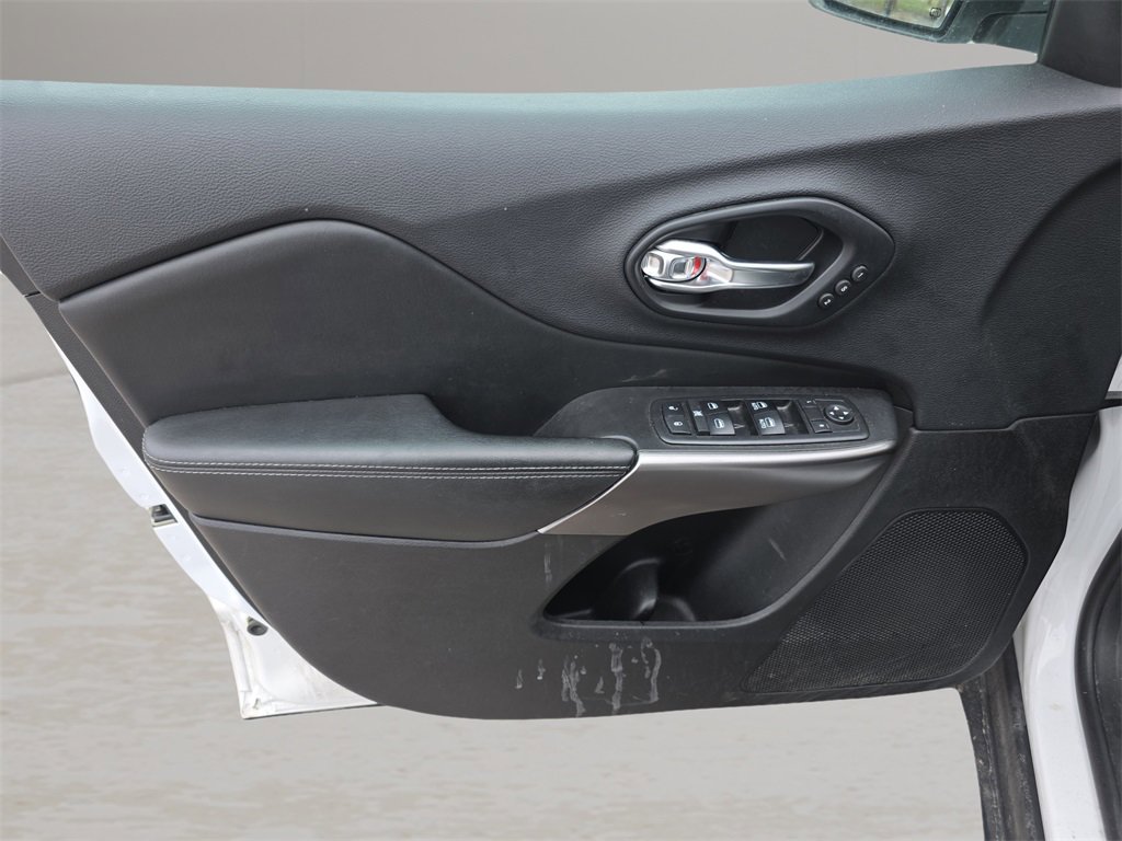 Used 2019 Jeep Cherokee Limited image 27