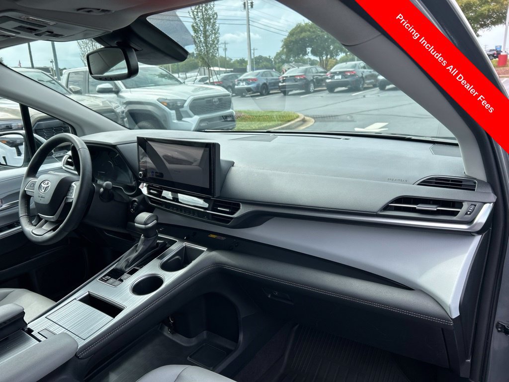 Used 2026 Toyota Sienna XLE FWD image 23