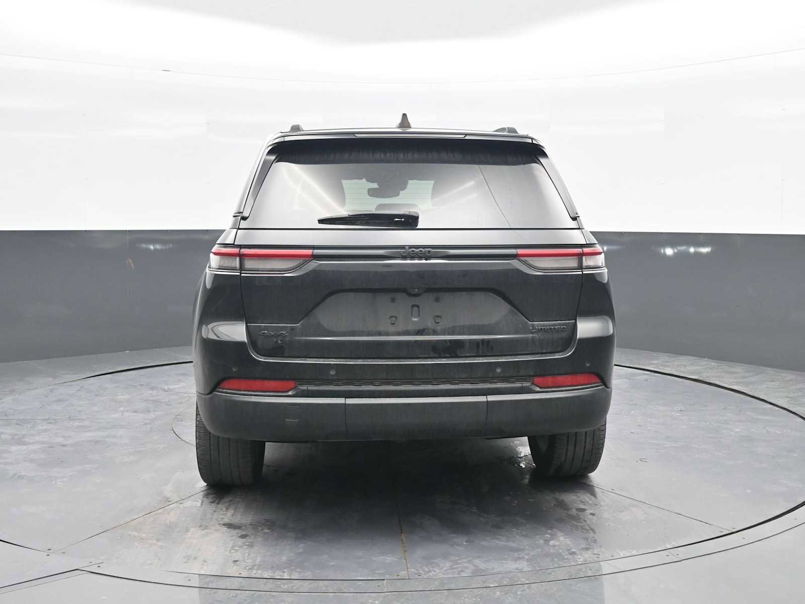 Used 2023 Jeep Grand Cherokee Limited w/ Black Appearance Package image 6