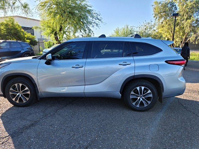 Used 2022 Toyota Highlander XLE FWD image 16