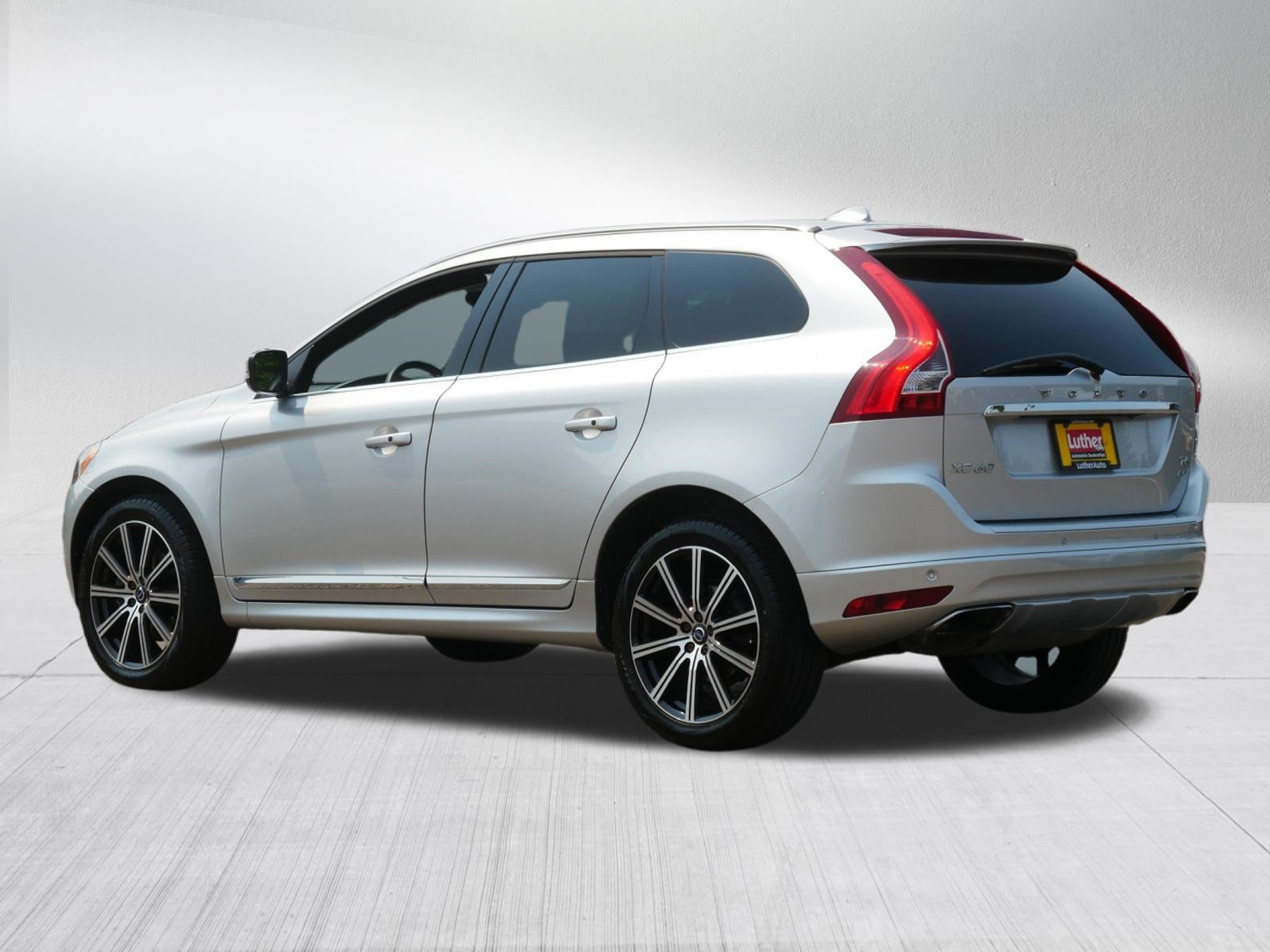 Used 2015 Volvo XC60 T6 w/ Proximity Package AWD/4WD image 5