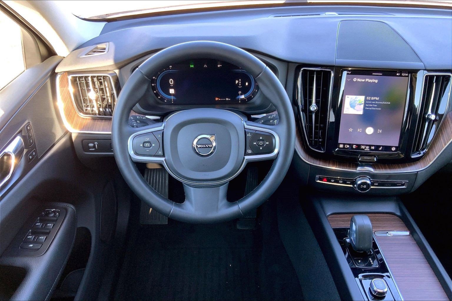 Used 2022 Volvo XC60 B5 Momentum w/ Climate Package image 5