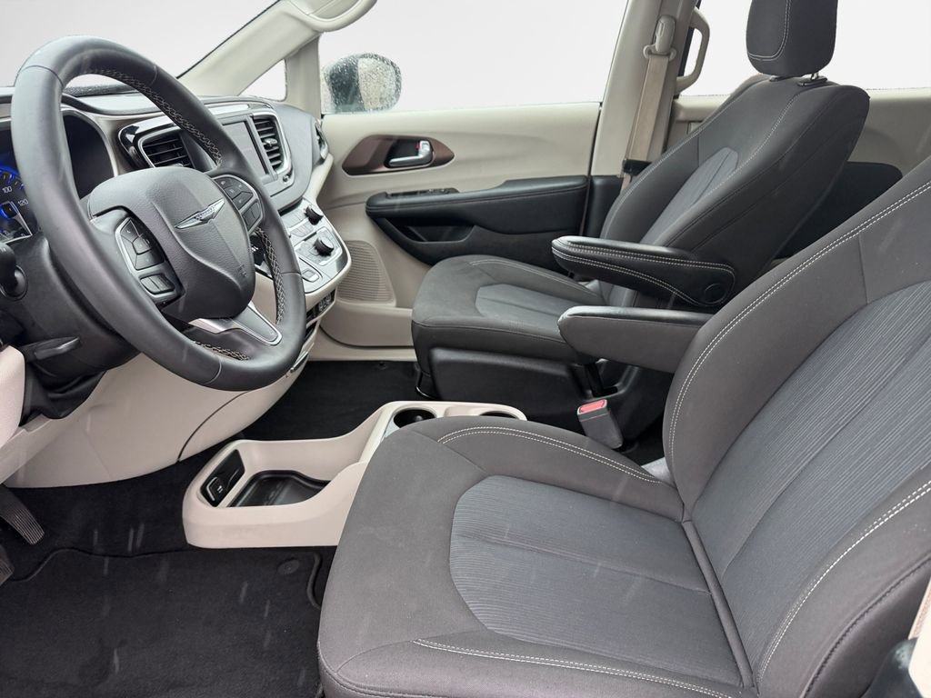 Used 2023 Chrysler Voyager LX FWD image 12