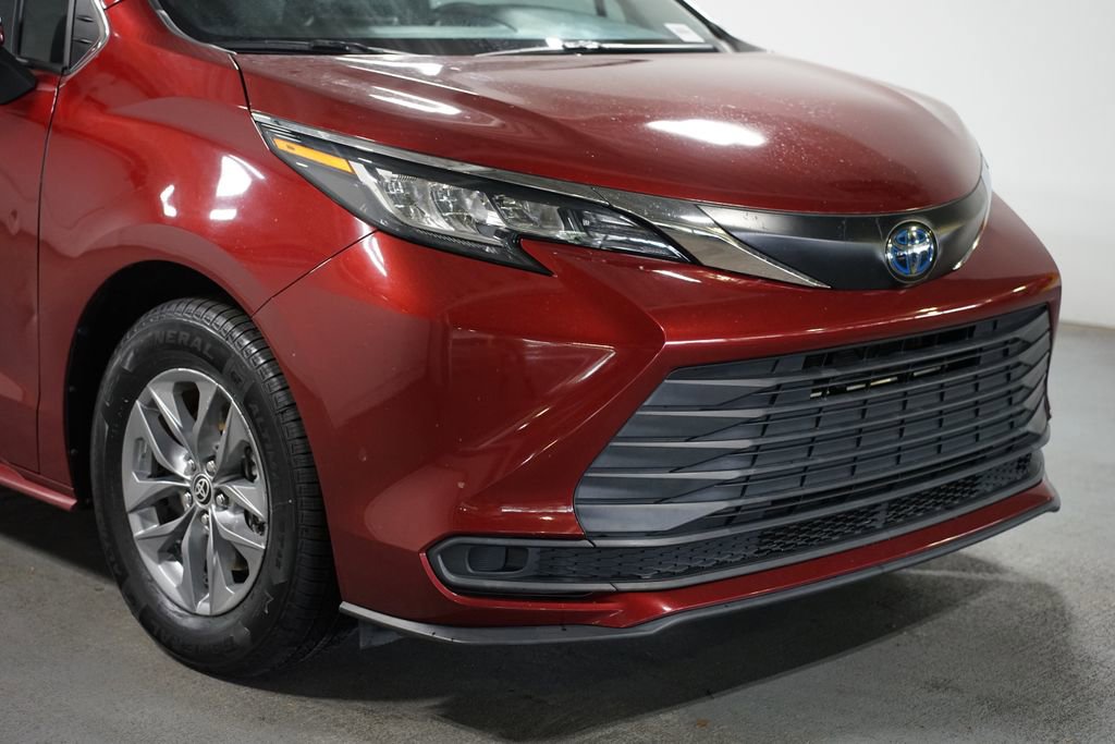 Used 2022 Toyota Sienna LE w/ LE Plus Package FWD image 4