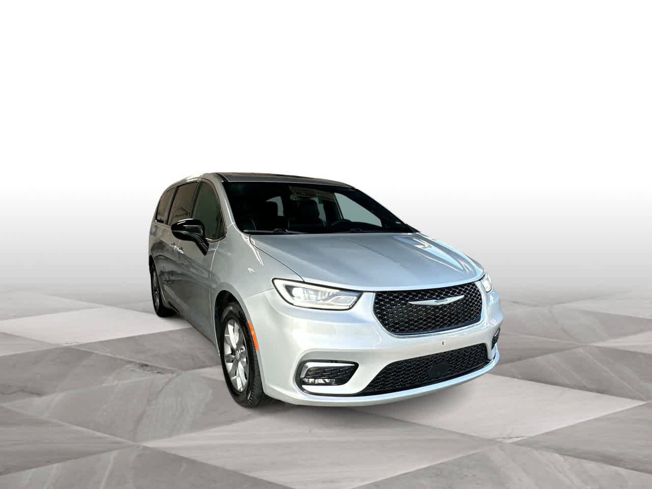 Used 2026 Chrysler Pacifica Limited FWD image 2