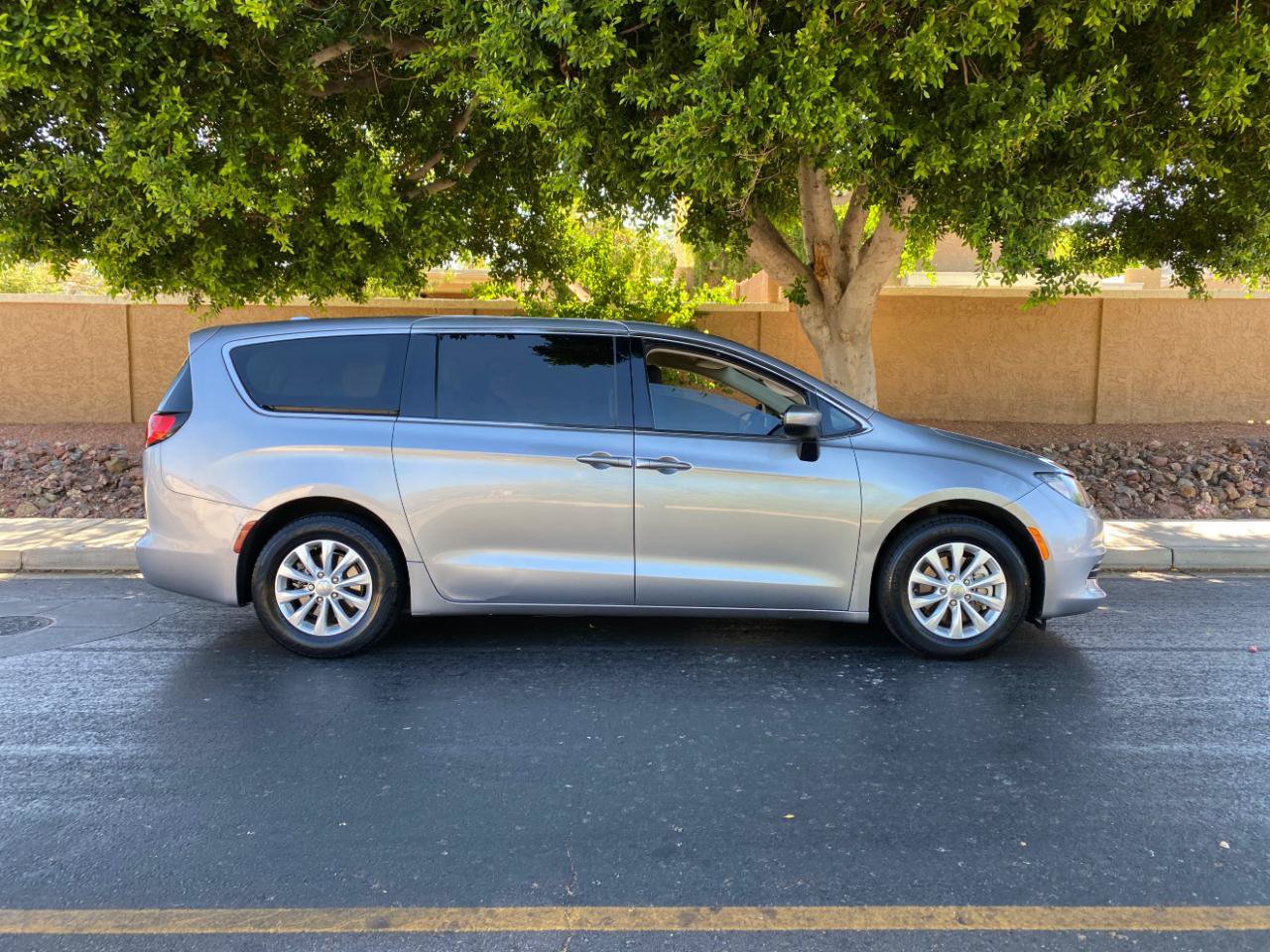 Used 2019 Chrysler Pacifica LX w/ Tire & Wheel Group FWD image 2