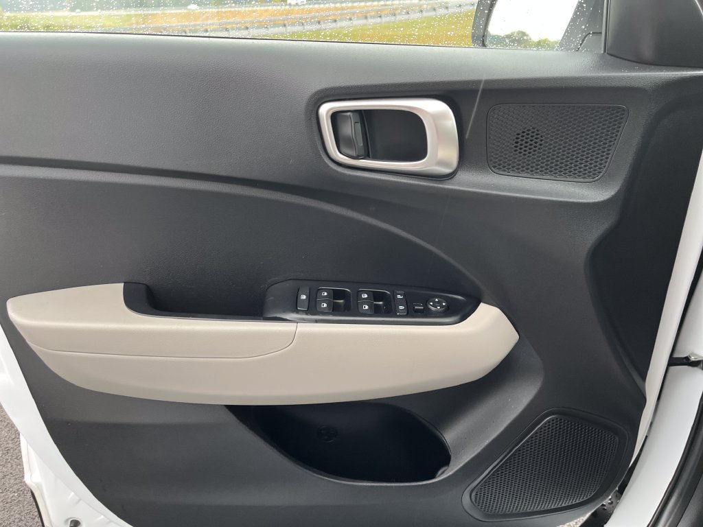 Used 2025 Hyundai Venue SEL FWD image 11