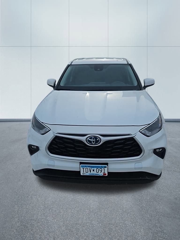 Used 2022 Toyota Highlander LE image 2