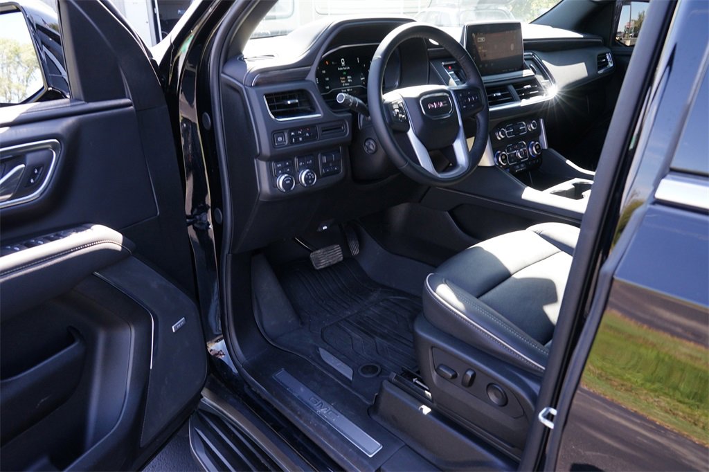 Used 2023 GMC Yukon XL SLT w/ SLT Luxury Package image 13