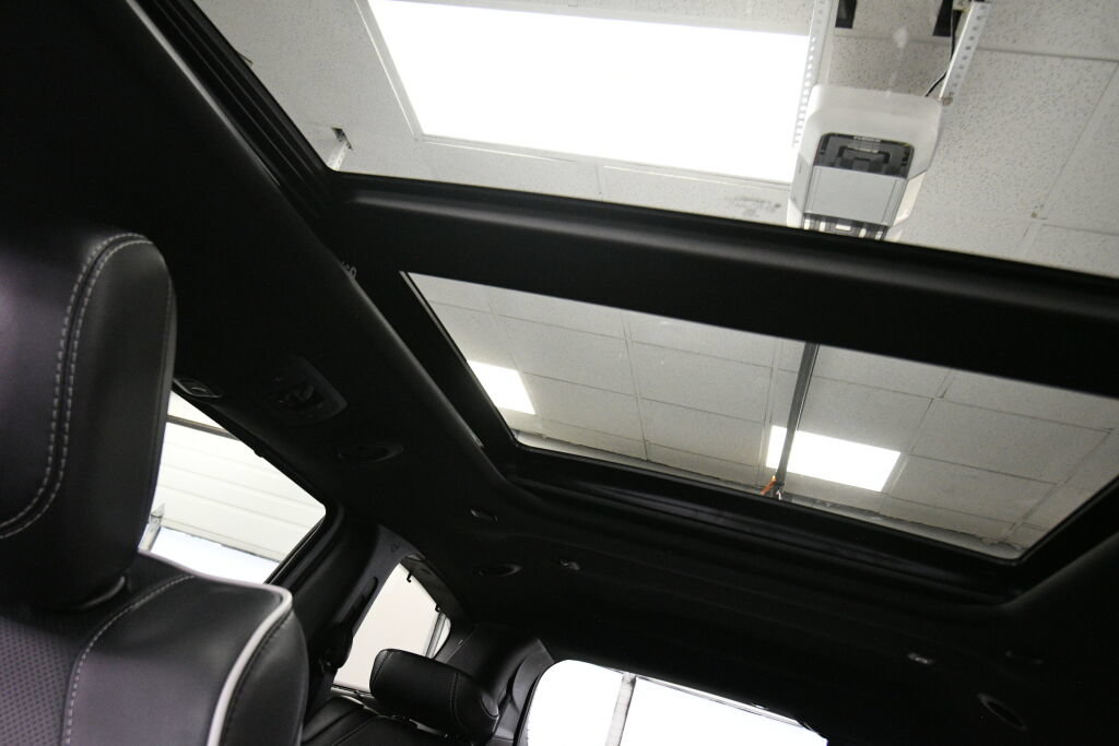 Used 2025 Chrysler Pacifica Limited FWD image 21