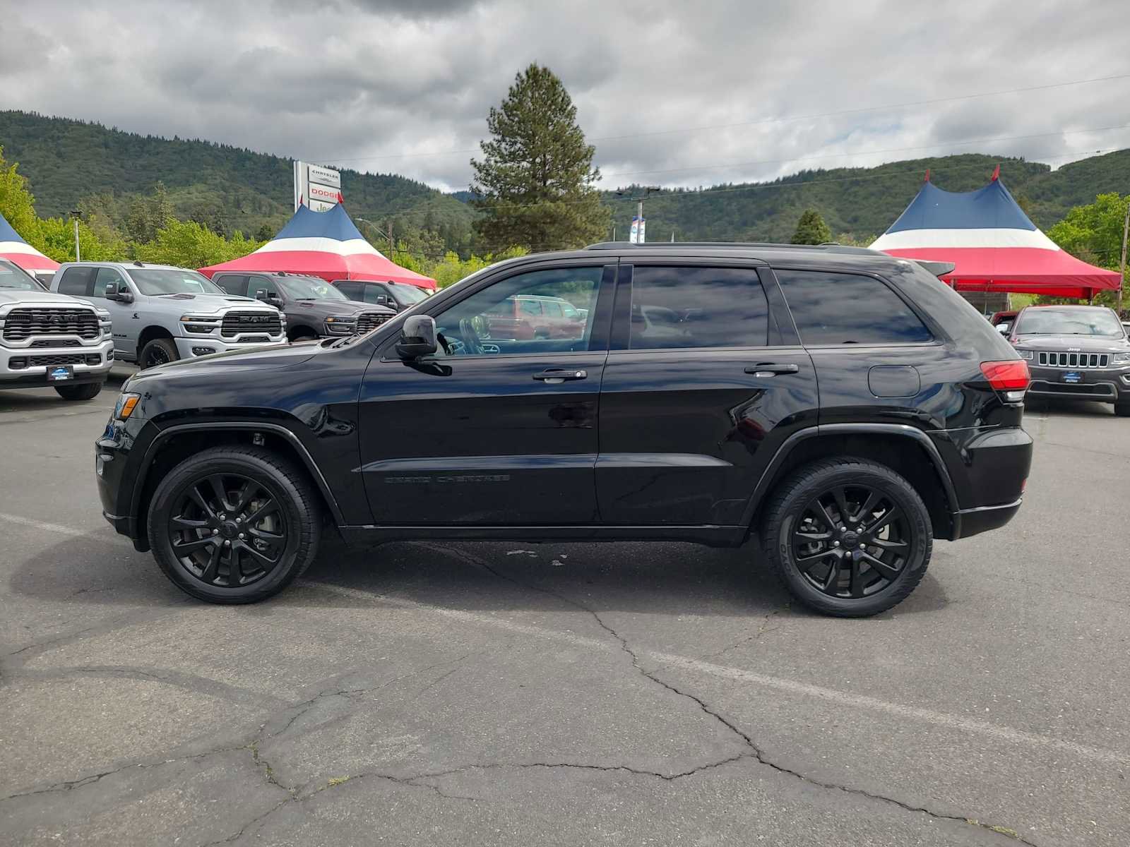 Used 2017 Jeep Grand Cherokee Altitude image 11