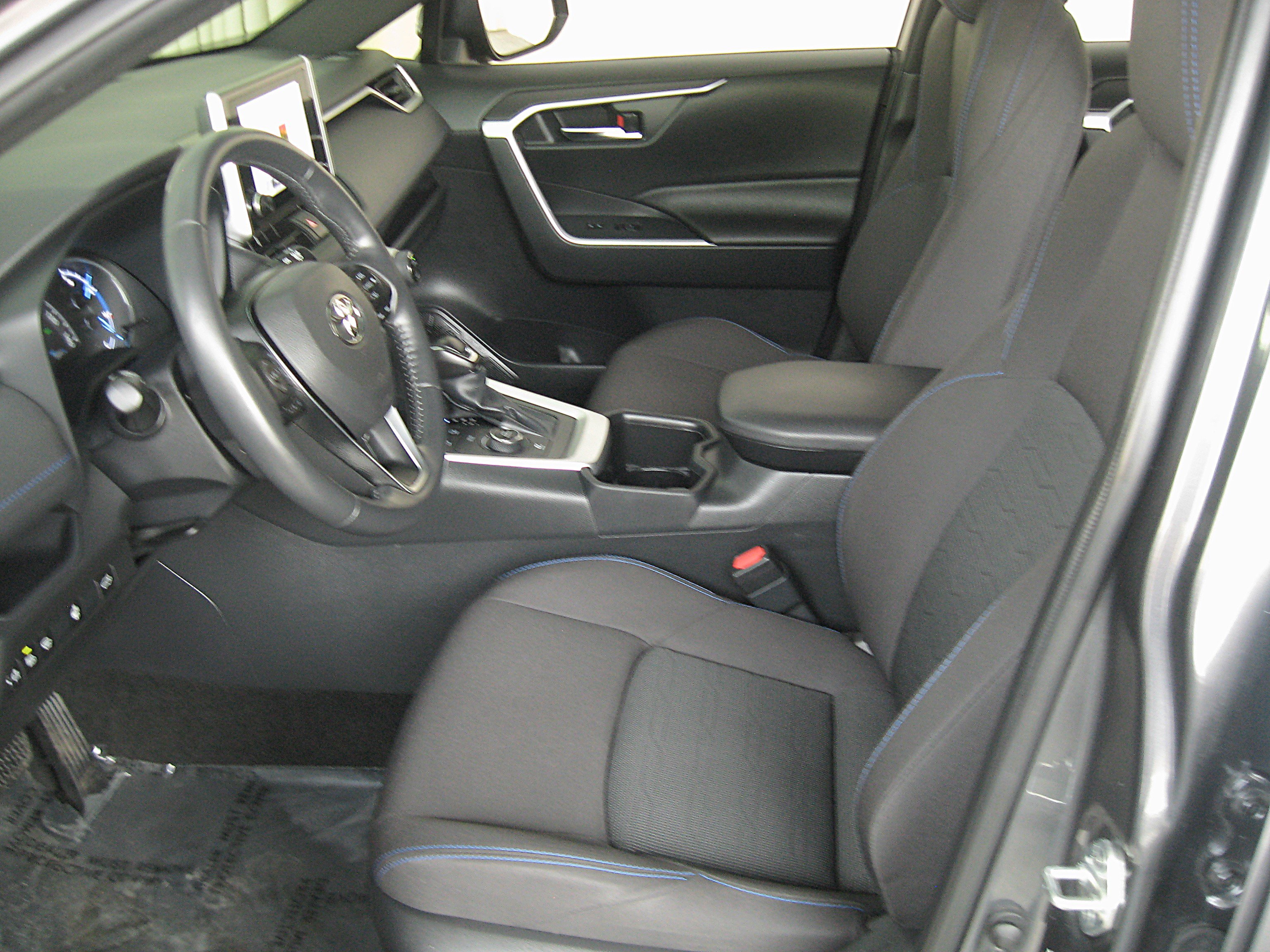 Used 2023 Toyota RAV4 SE w/ Convenience Package image 8