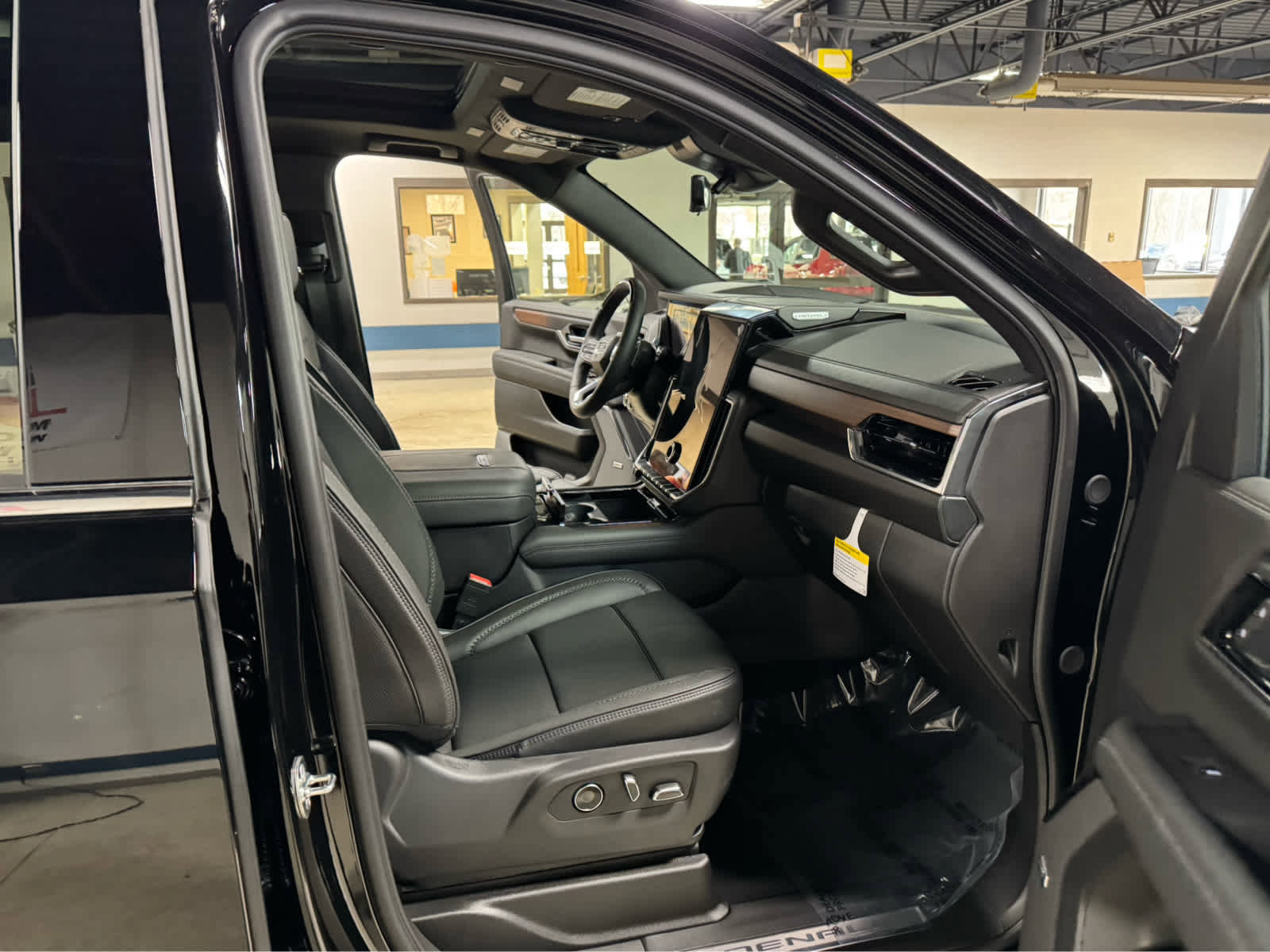 New 2026 GMC Yukon Denali w/ Denali Reserve Package AWD/4WD image 12