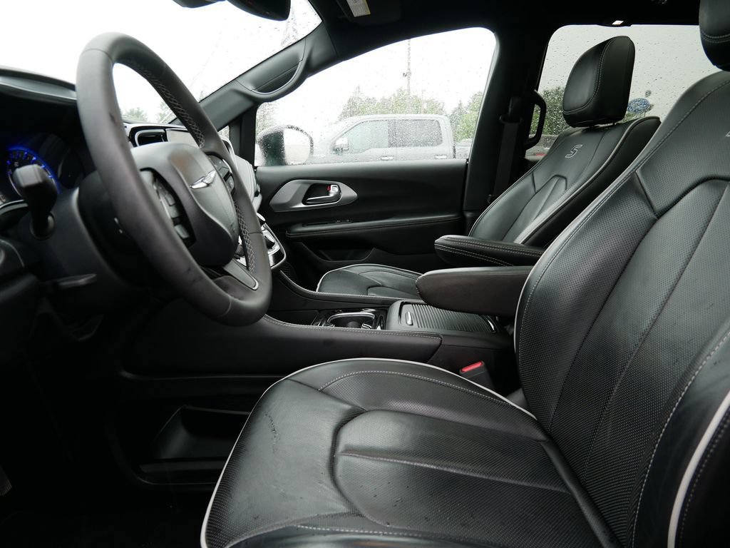 Used 2025 Chrysler Pacifica Limited FWD image 9