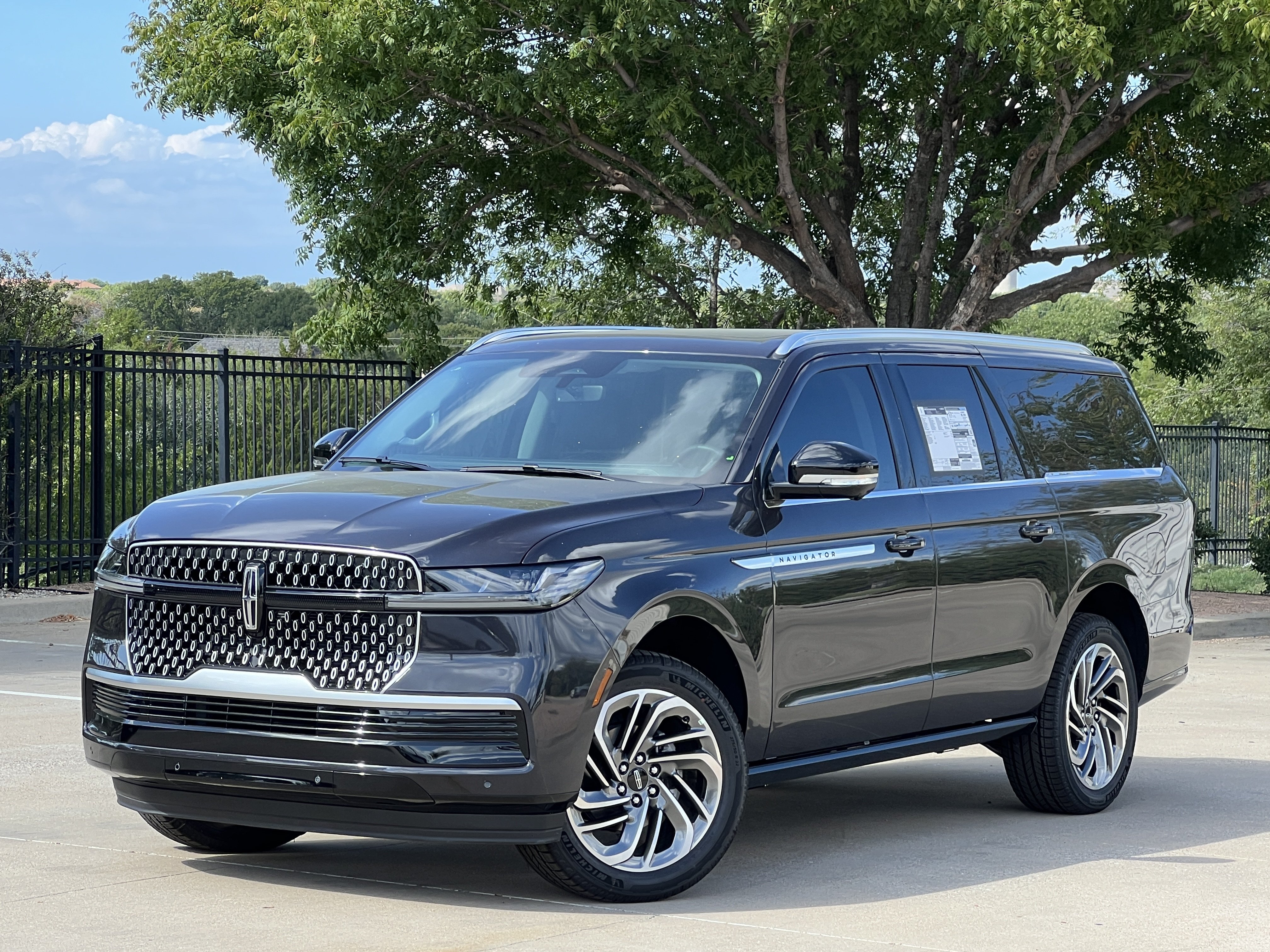 New 2027 Lincoln Navigator L Reserve AWD/4WD image 2