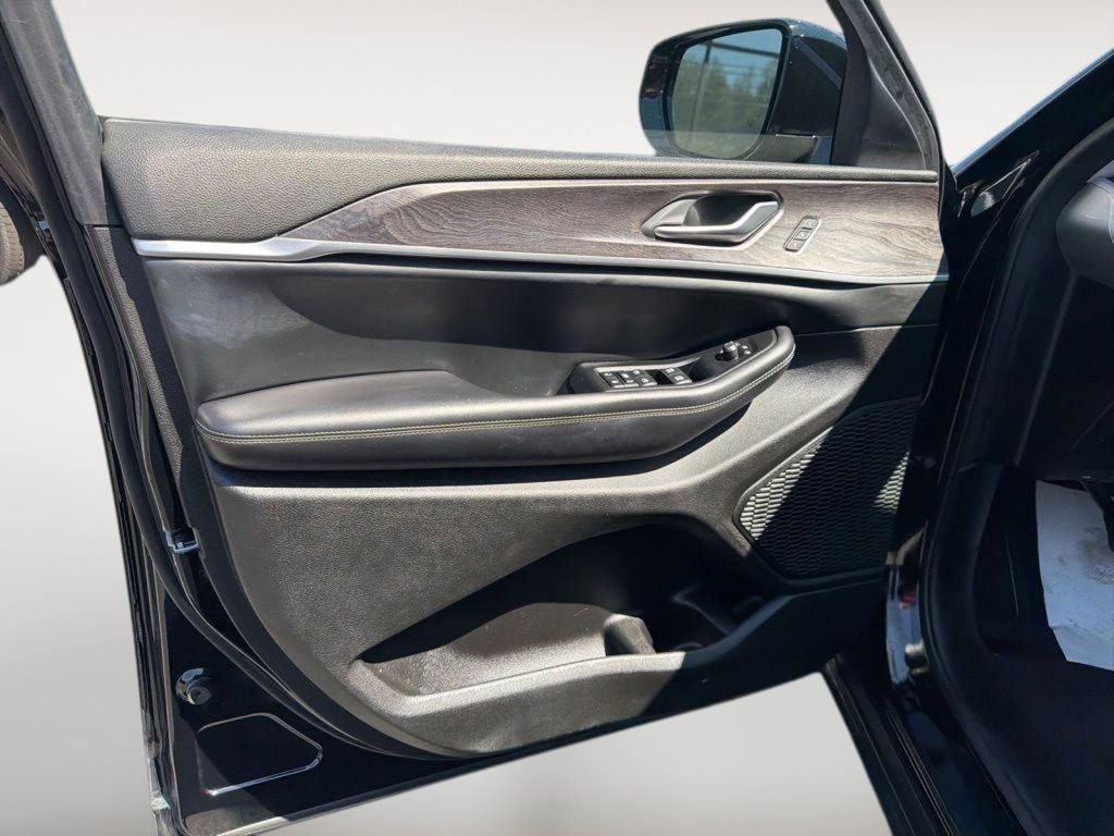 Certified 2023 Jeep Grand Cherokee Limited w/ Trailer Tow Prep Group (B) image 10