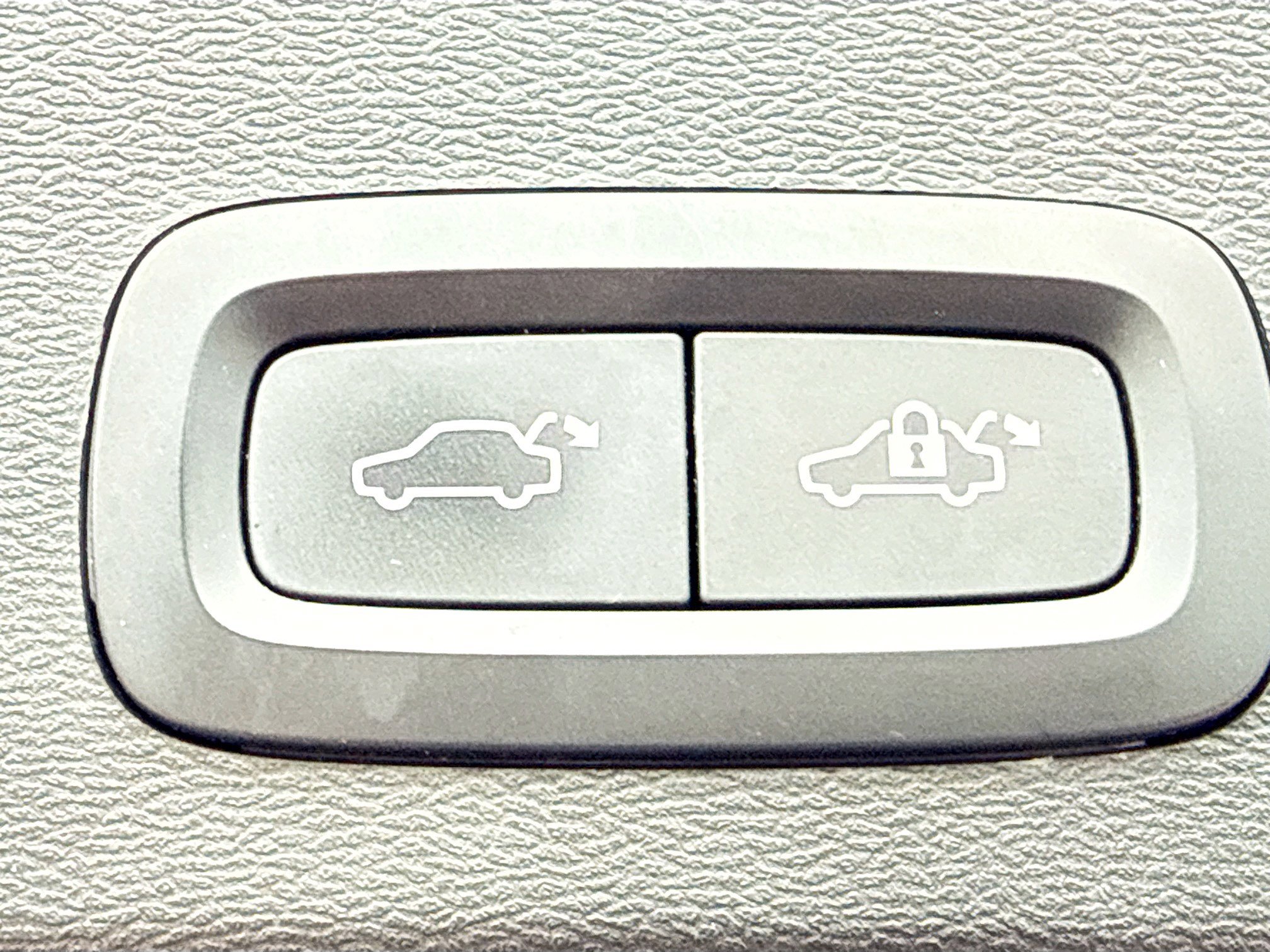 Used 2023 Volvo XC40 B5 Plus image 13