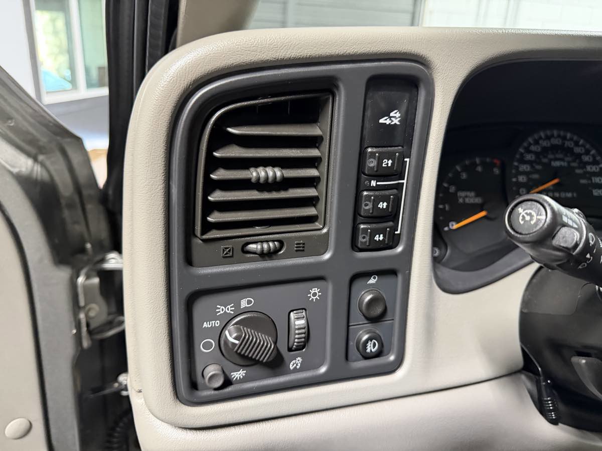 Used 2006 GMC Sierra 2500 SLT w/ Heavy-Duty Power Package image 17