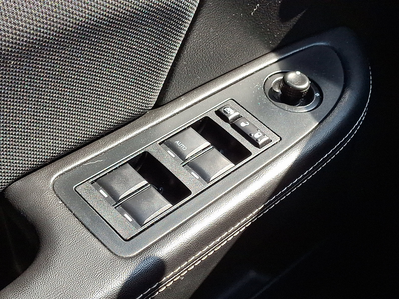 Used 2013 Dodge Avenger SE image 24