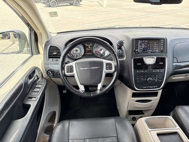 Used 2016 Chrysler Town & Country Touring image 13