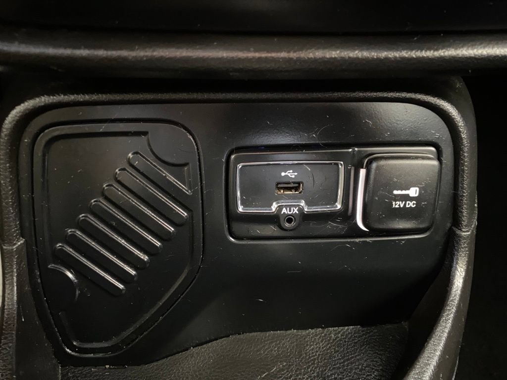 Used 2017 Jeep Renegade Latitude FWD image 24
