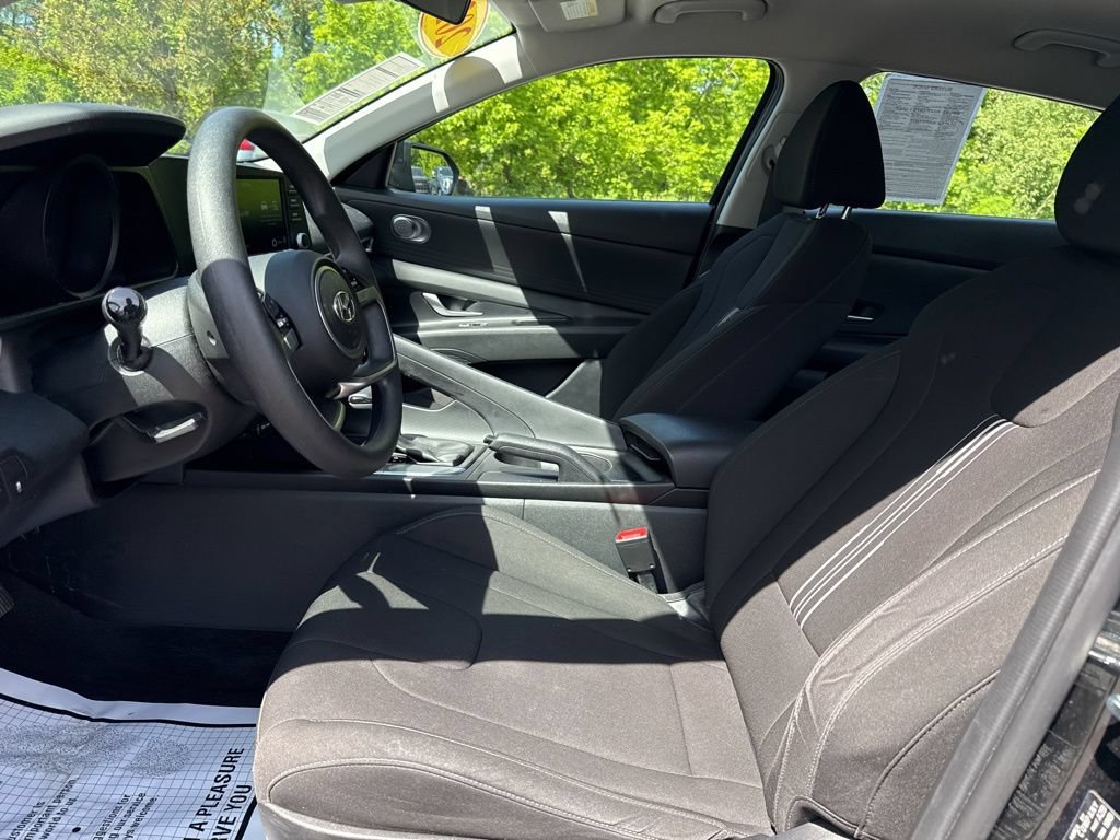 Used 2023 Hyundai Elantra SEL w/ Preferred Accessory Package FWD image 9