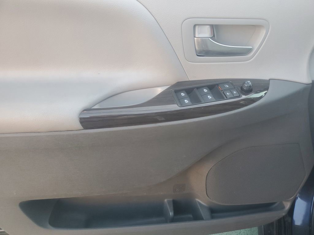 Used 2019 Toyota Sienna XLE image 19