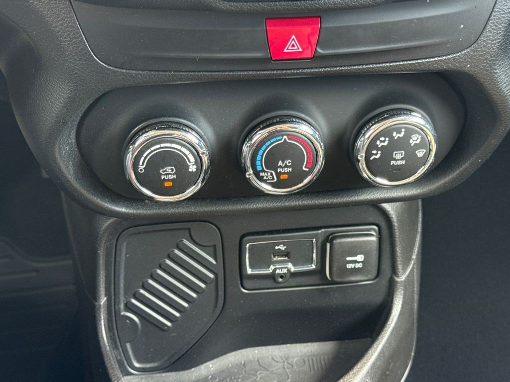 Used 2016 Jeep Renegade Latitude FWD image 29