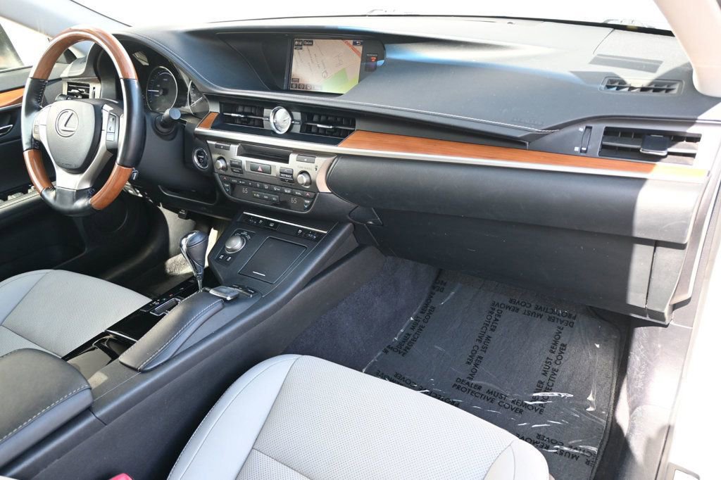 Used 2015 Lexus ES 300h 4dr Sedan Hybrid w/ Navigation System Package image 9