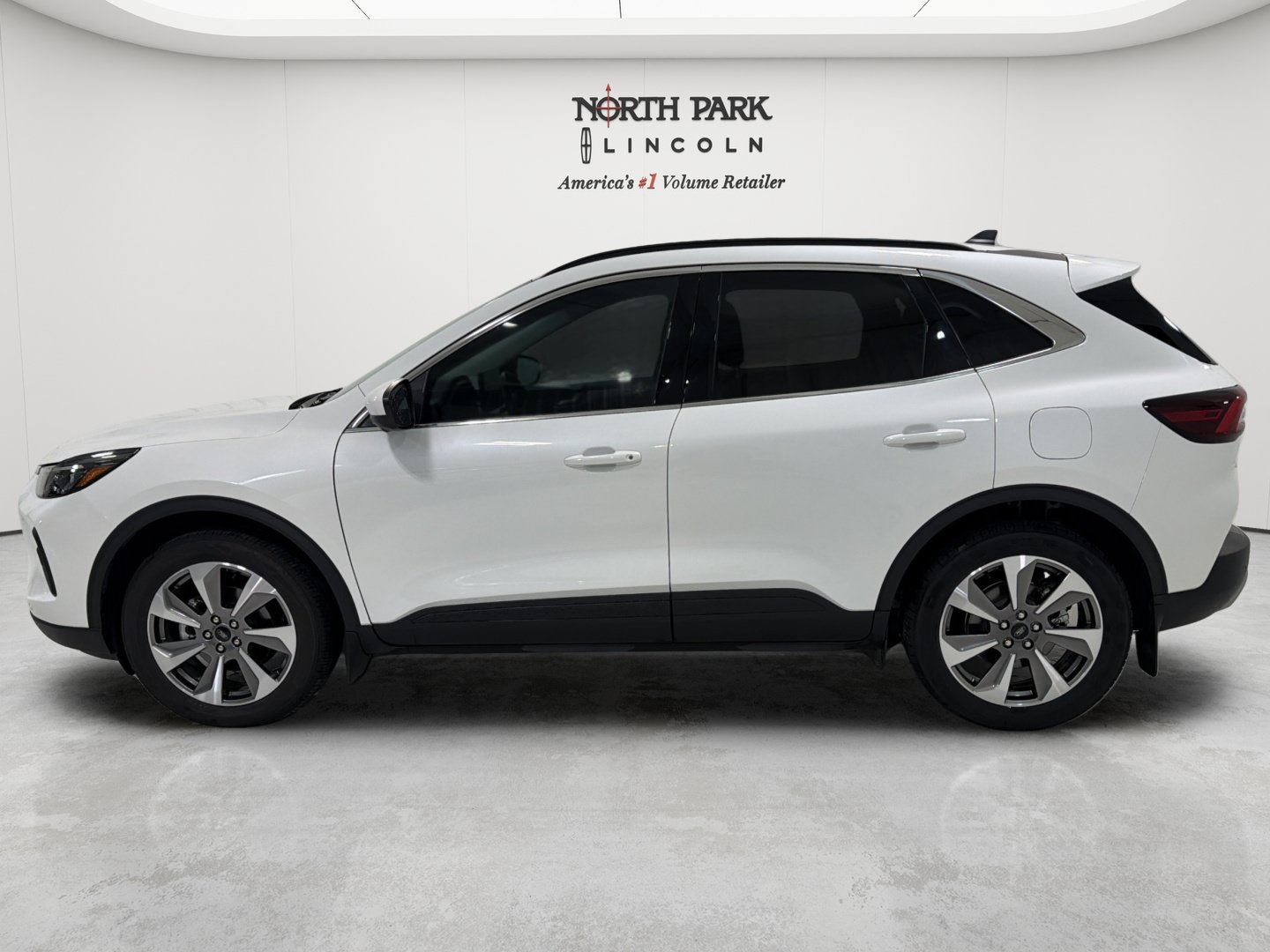 Used 2025 Ford Escape Platinum w/ Premium Technology Package AWD/4WD image 2