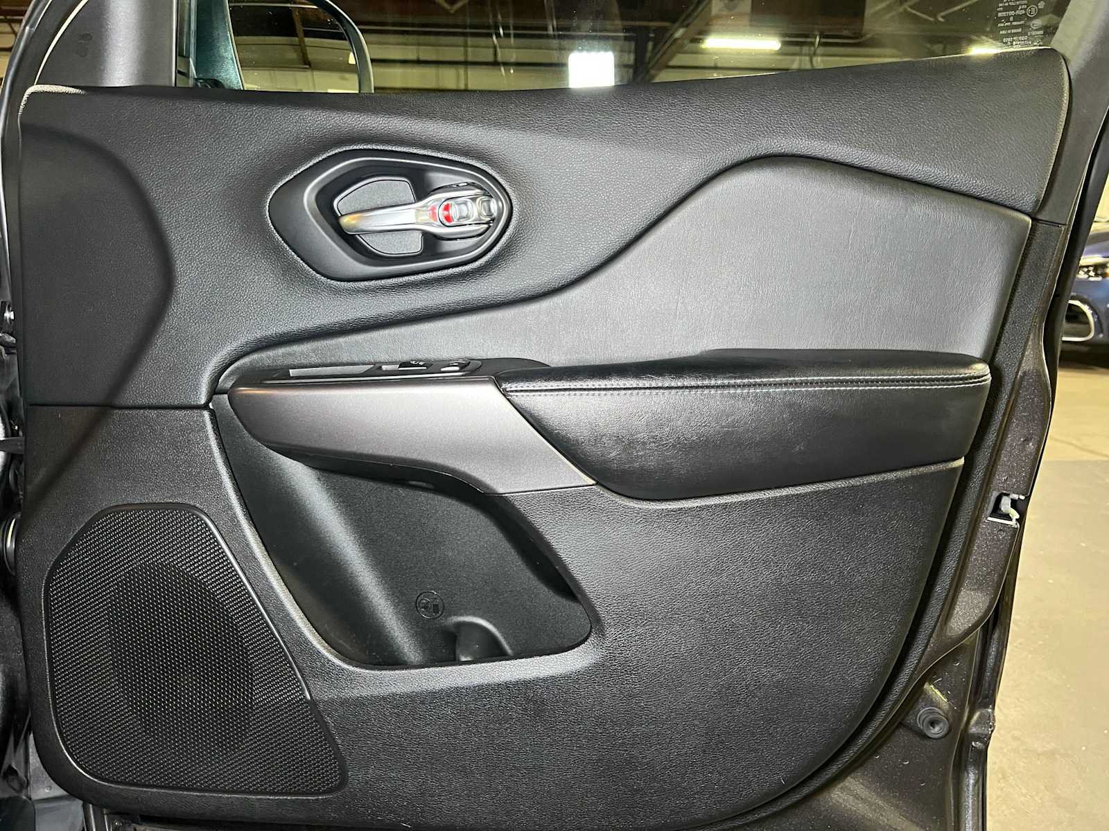 Used 2019 Jeep Cherokee Latitude Plus FWD image 10