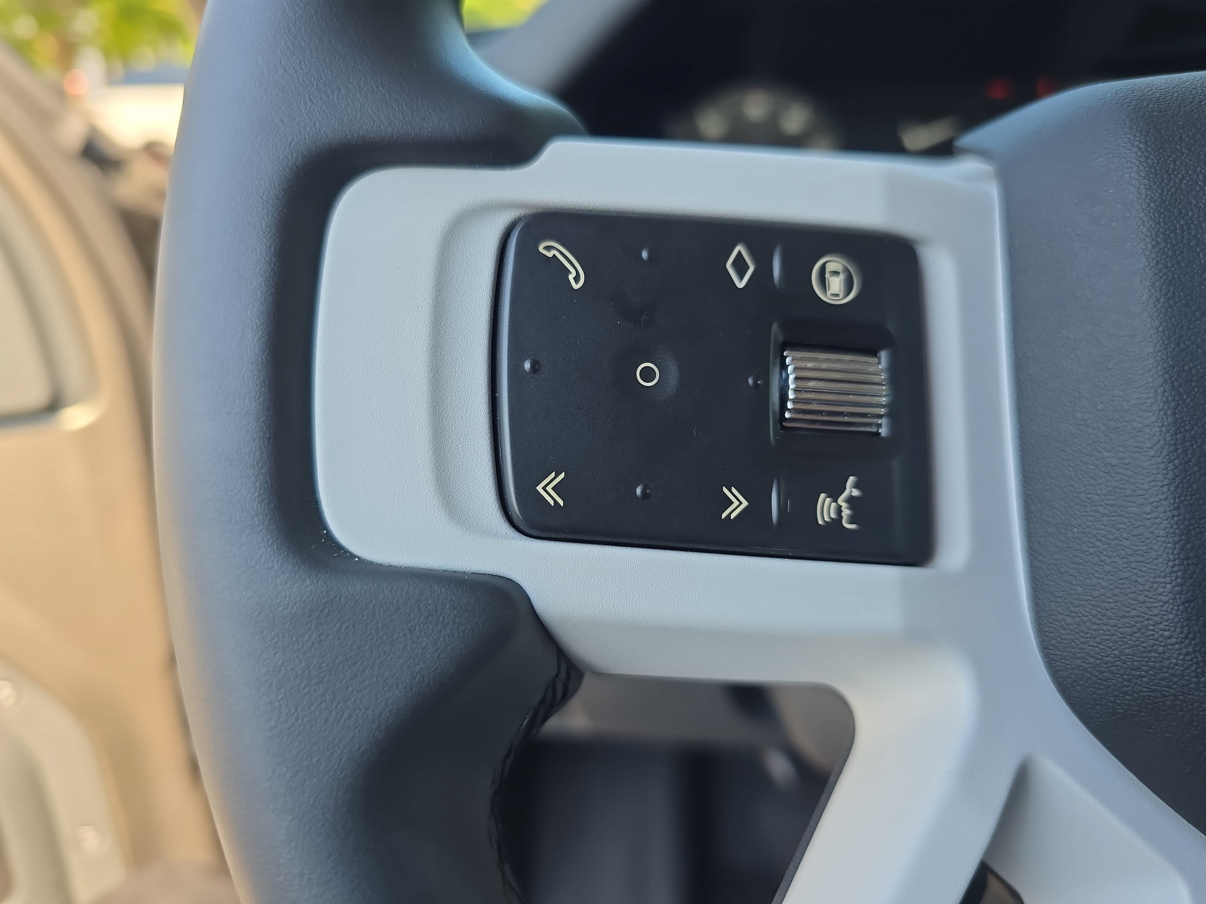 Certified 2025 Land Rover Defender 110 X-Dynamic SE AWD/4WD image 16