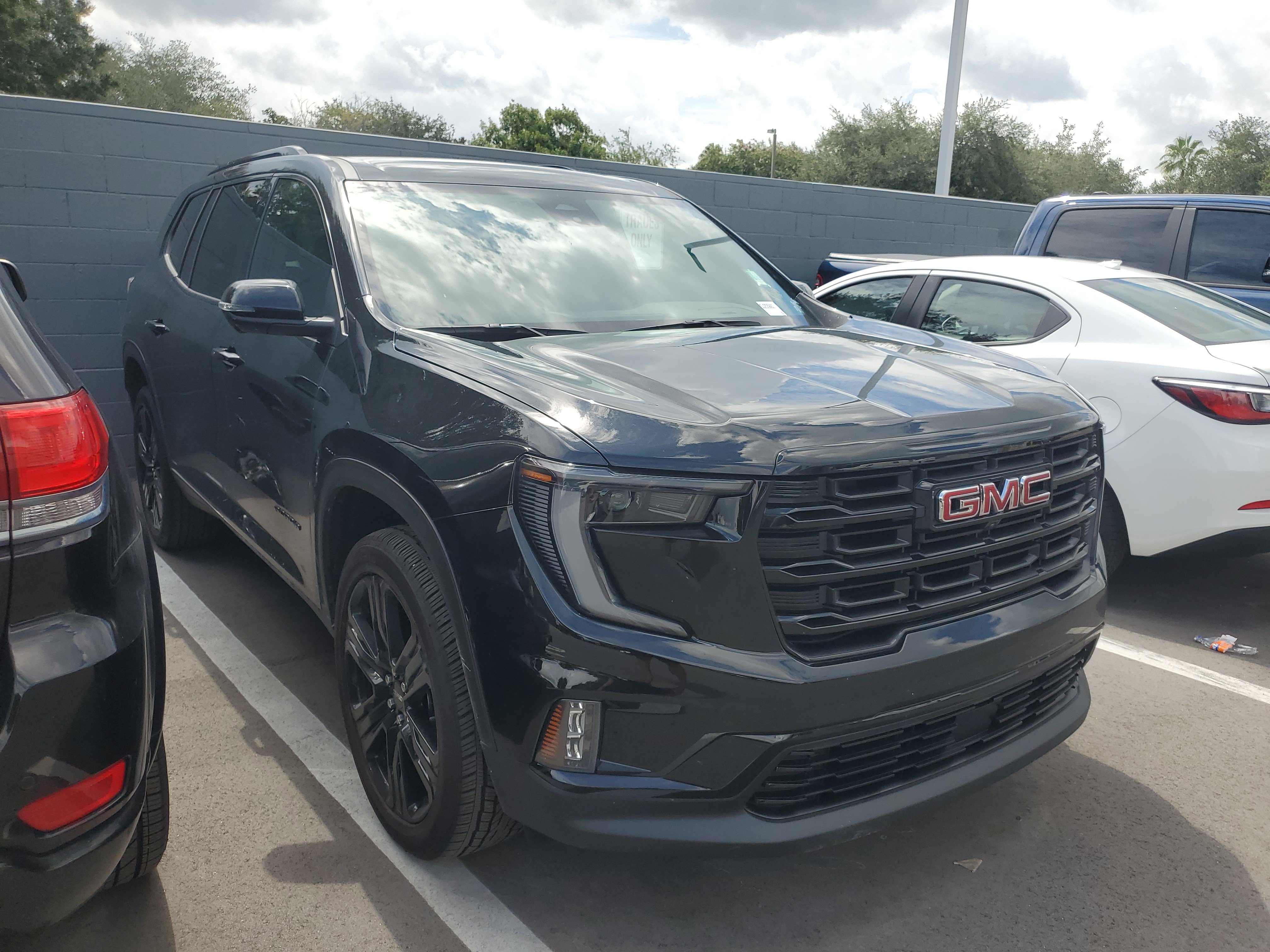 Used 2025 GMC Acadia Elevation w/ Elevation Premium Package FWD image 2