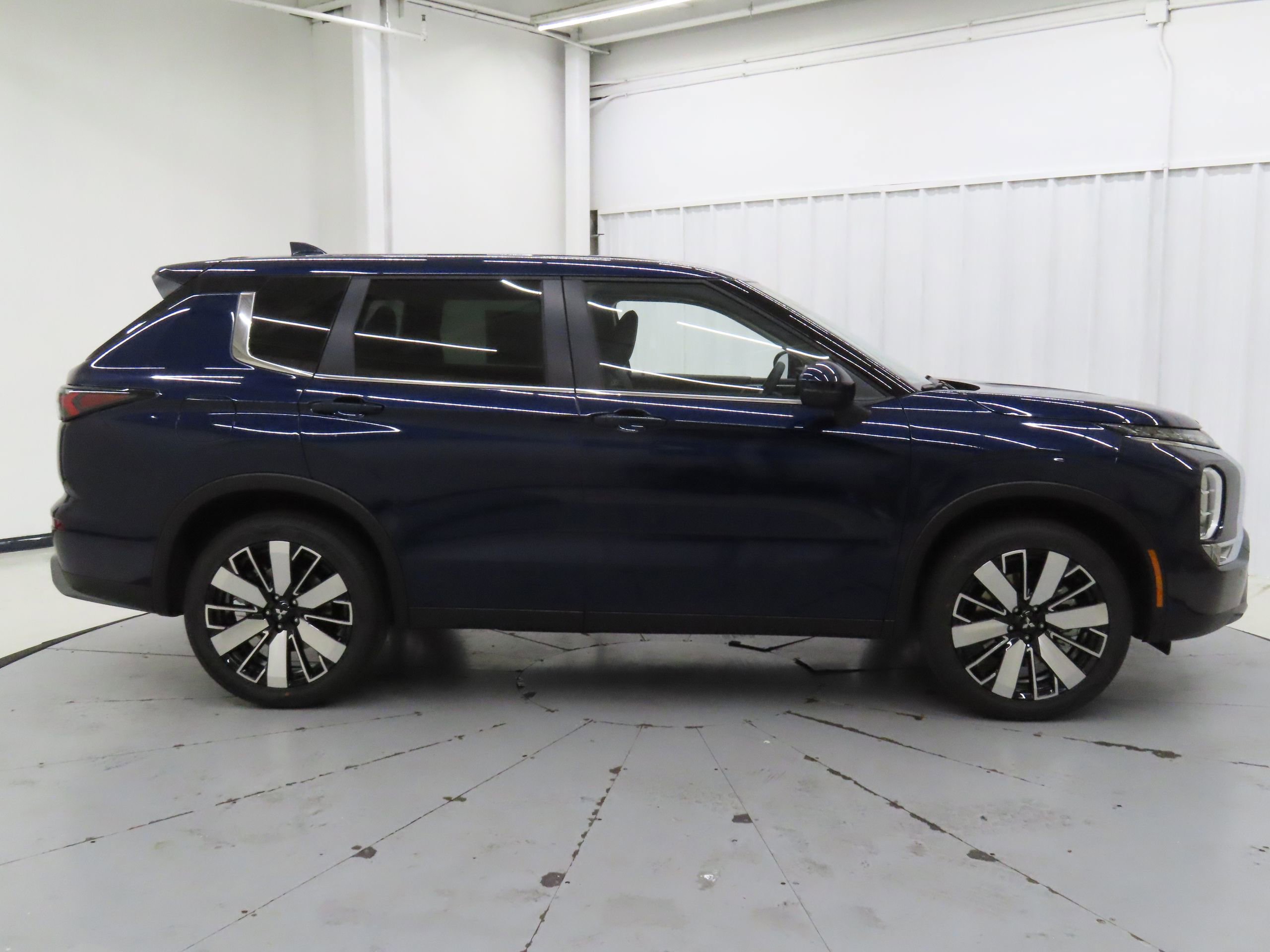 New 2025 Mitsubishi Outlander SE image 2