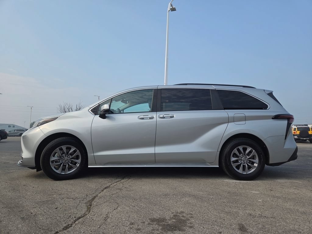 Used 2024 Toyota Sienna XLE FWD image 23