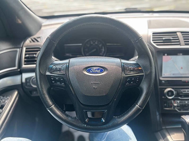 Used 2017 Ford Explorer XLT w/ Equipment Group 202A image 9
