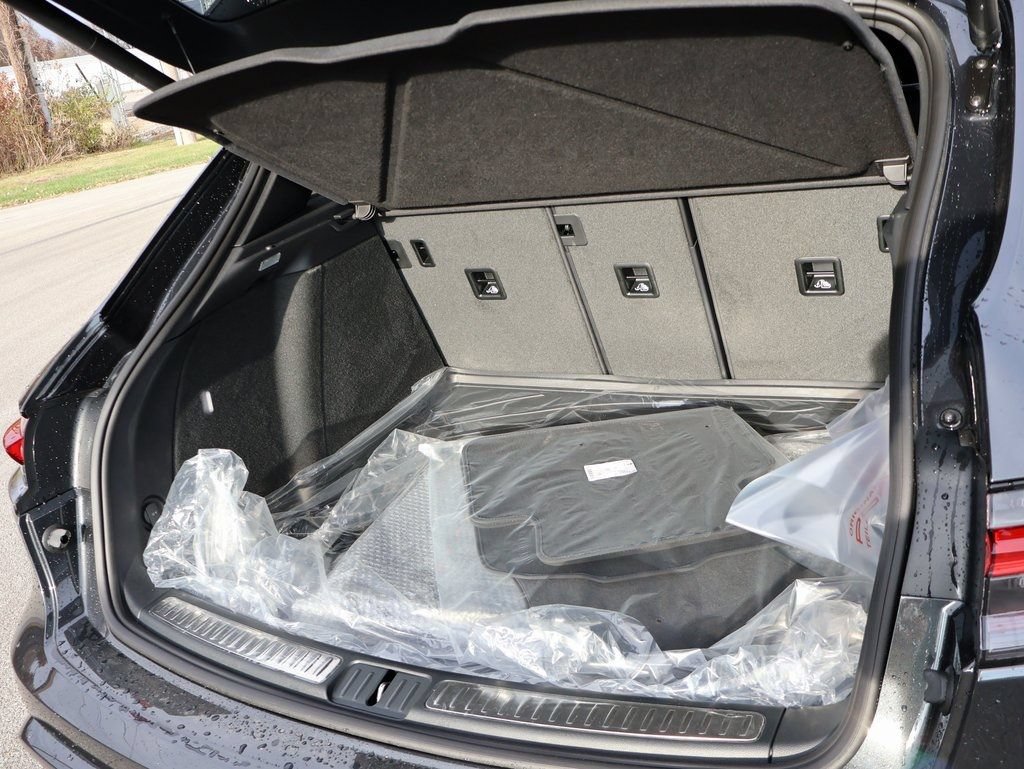Certified 2026 Porsche Macan Turbo AWD/4WD image 17