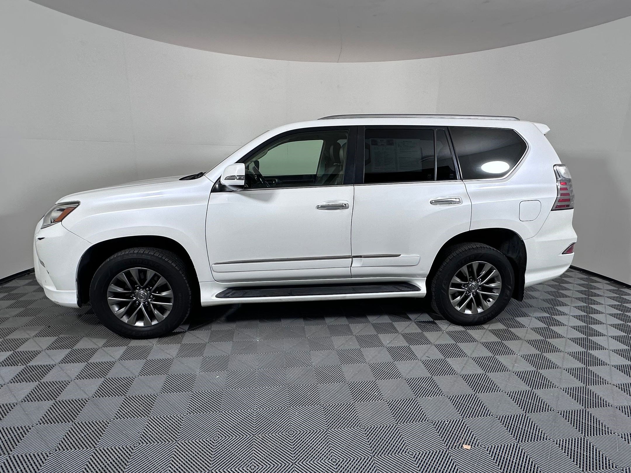 Used 2014 Lexus GX 460 Luxury image 2